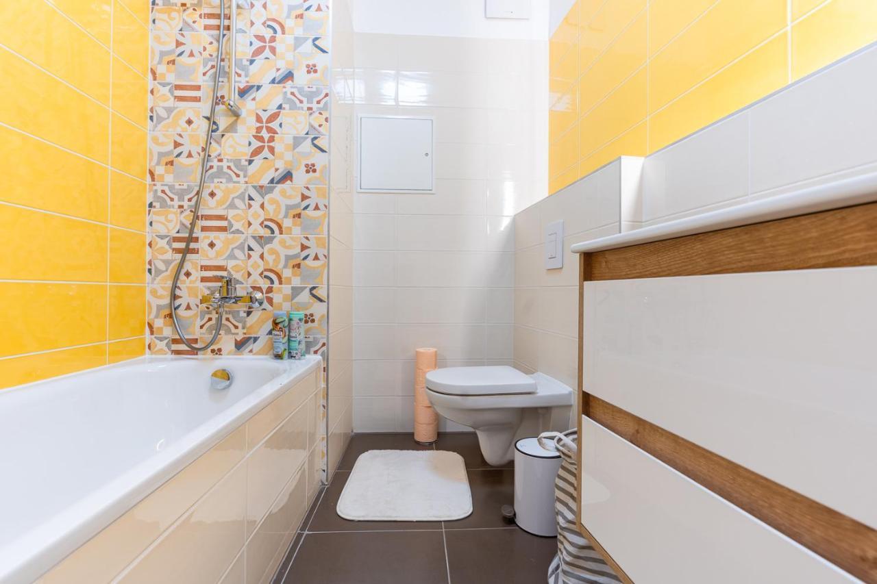 Modern & Newly Built Apartment With Private Garage Budapest Exteriör bild