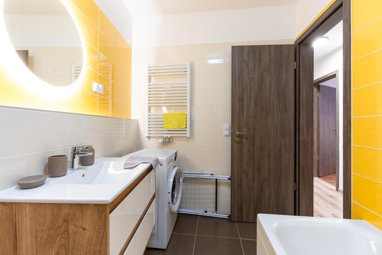 Modern & Newly Built Apartment With Private Garage Budapest Exteriör bild